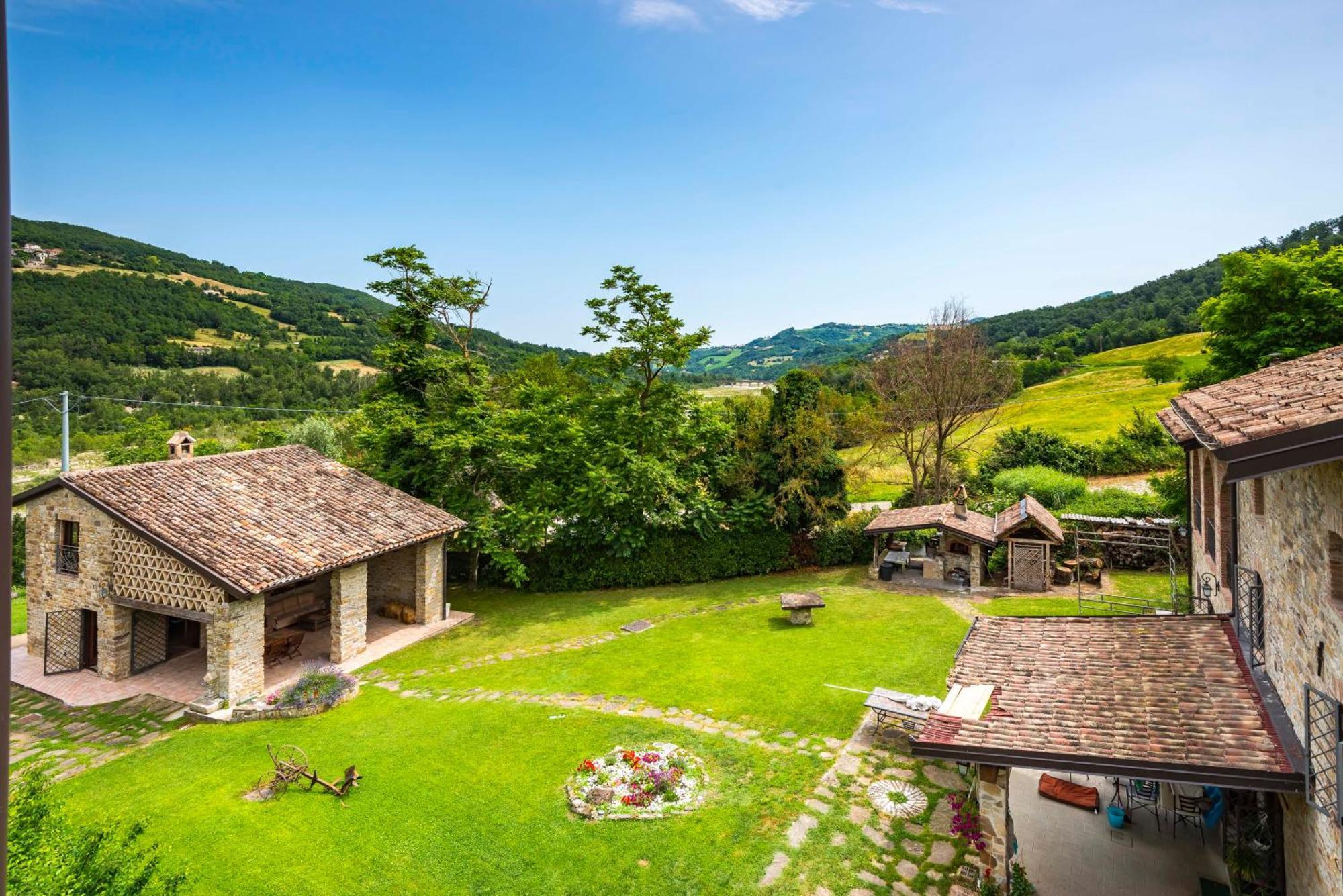 Agriturismo Il Salice Tizzano Val Parma Luaran gambar