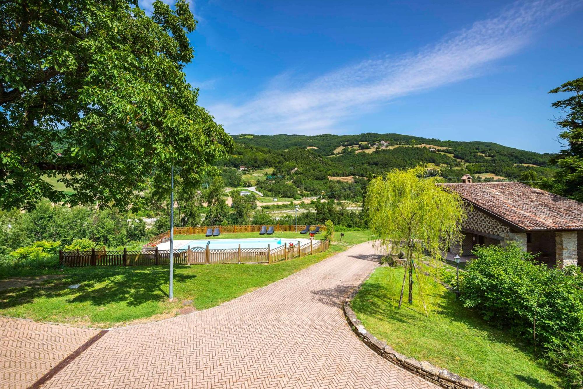 Agriturismo Il Salice Tizzano Val Parma Luaran gambar